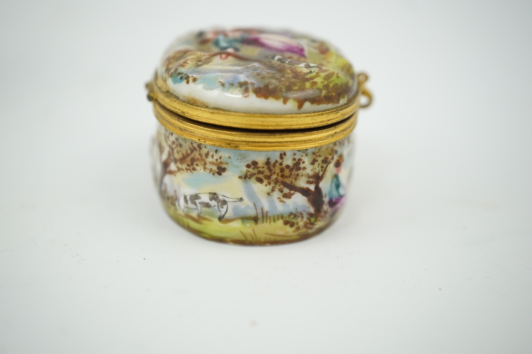 An 18th century Doccia porcelain tea bowl and a Naples style trinket box, bowl 7.5cm diameter. Condition - good